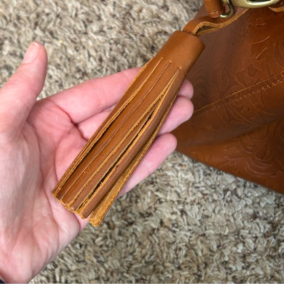 Portland Leather Goods Butterfly Bucket crossbody embossed tooled bag w/ tassel - Picture 8 of 11